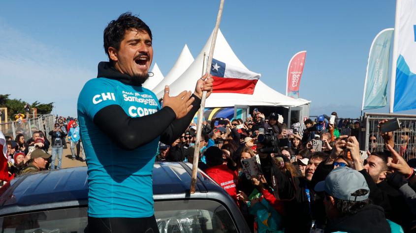 "Vamos por el oro": El eufórico ceacheí de hinchas de Pichilemu tras el paso de Rafael Cortéz a la final del surf de Santiago 2023