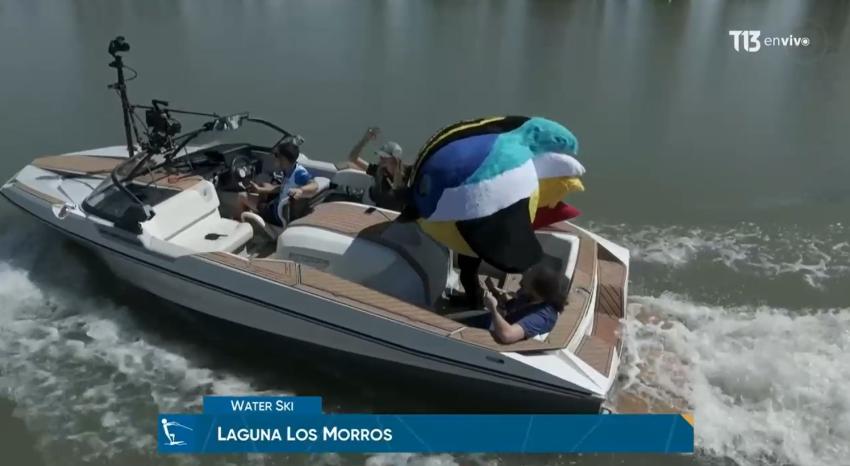 VIDEO | ¡Hace de todo! Fiu la rompe con su paseo en lancha en el Esquí acuático de Santiago 2023