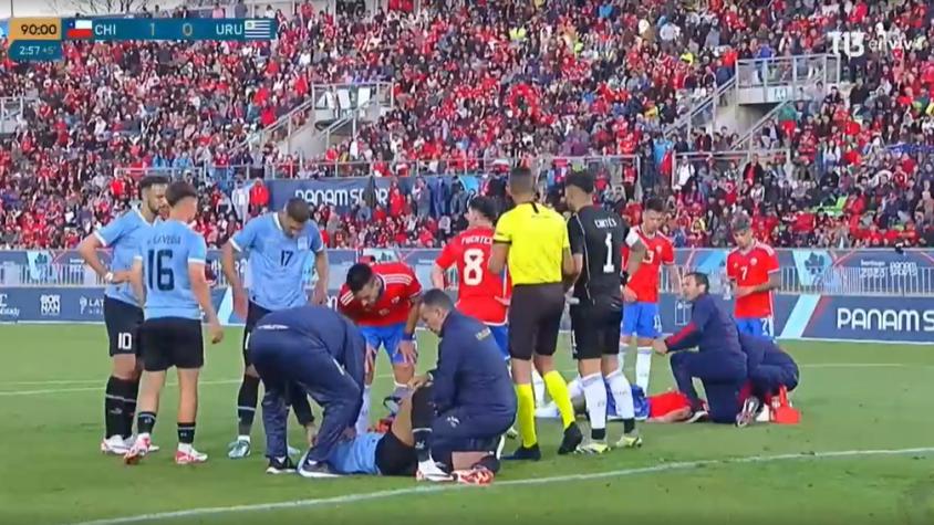 VIDEO| El fuerte choque entre Felipe Loyola y un rival uruguayo que alarmó a todo el banco de la Roja