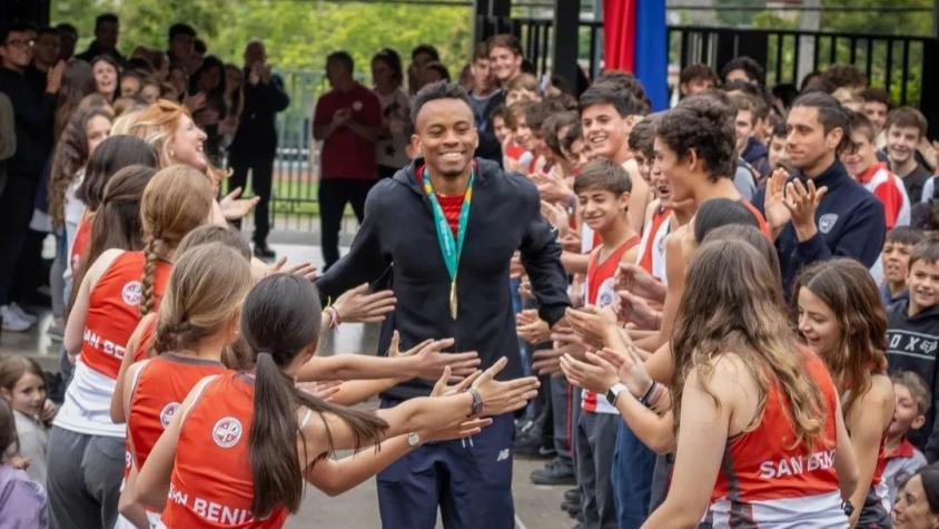"Sabía que tenía una familia acá": Santiago Ford fue recibido como un verdadero campeón en colegio donde trabaja