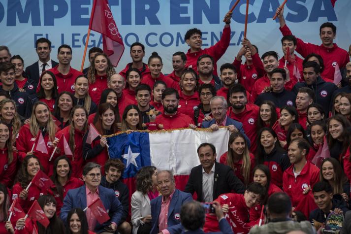 Presidente junto a Team Chile - Créditos: Agencia Uno