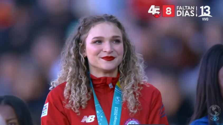 Su madre le entregó el oro: Así fue la emocionante premiación de Martina Weil en los 400 metros de Santiago 2023