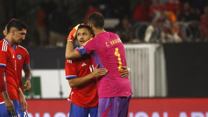 Claudio Bravo y Alexis Sánchez - Crédito: Photosport