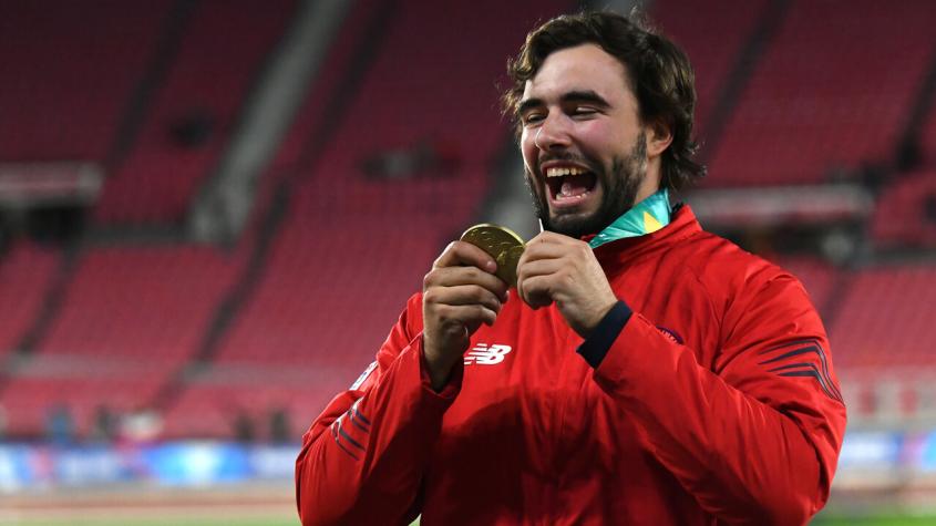Cumplió su apuesta: Lucas Nervi se tiñe el pelo rosado tras ganar el oro en Santiago 2023
