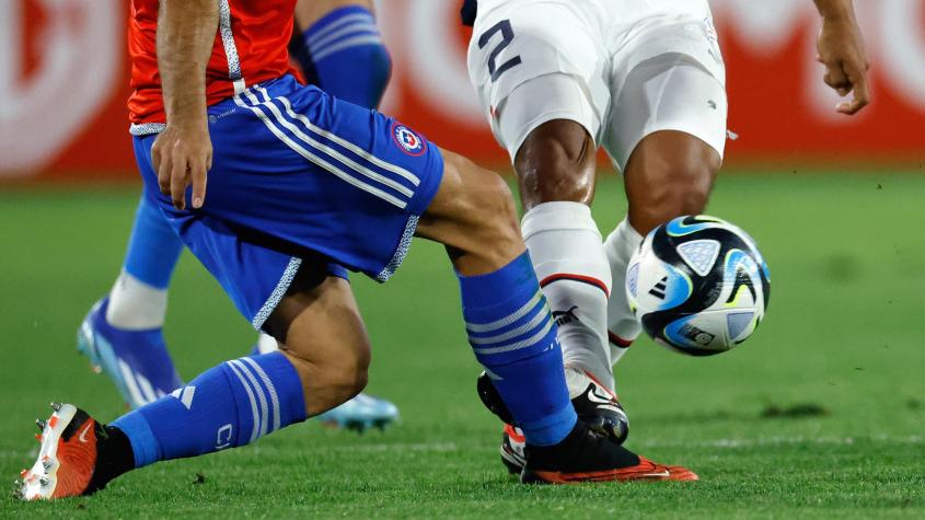 ¡El VAR los salvó de un escándalo! La grosera falta contra la Roja que los árbitros ni vieron