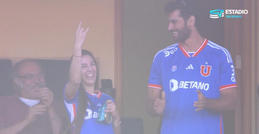 Con medalla en mano: Valentina Toro y Marco Grimalt fueron recibidos entre aplausos en el partido de la U