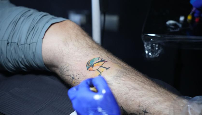 ¡Pasó todos los límites! Voluntario de Santiago 2023 se corona como el más fanático tras tatuarse imagen de Fiu