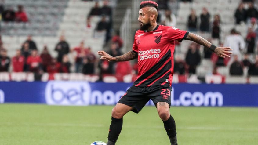 Arturo Vidal se aleja de Colo Colo - Crédito: Photosport.