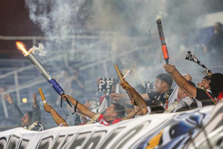 Hinchas de Colo Colo aprietan a dirigentes en Uruguay y protagonizan vergüenza internacional