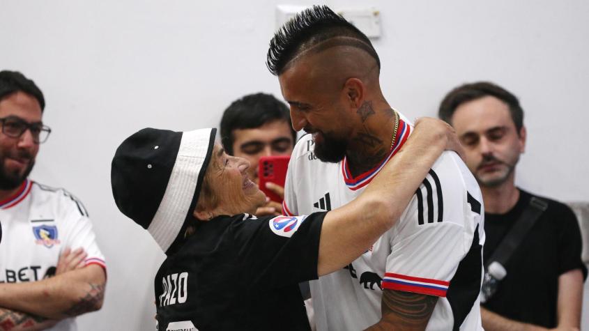 Arturo Vidal junto a María Colo Colo / Photosport 