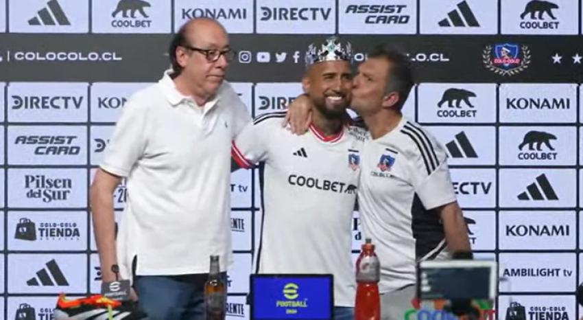 El beso de Aníbal Mosa a Arturo Vidal - Crédito: Colo Colo