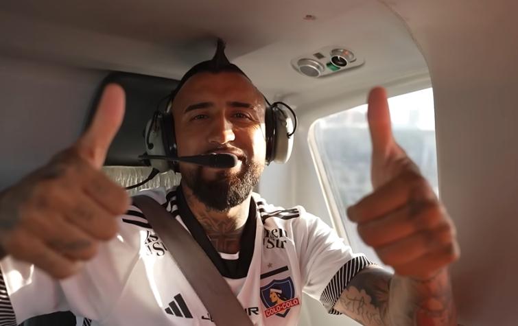 La burla de Arturo Vidal para la U durante su vuelo de presentación en Colo Colo
