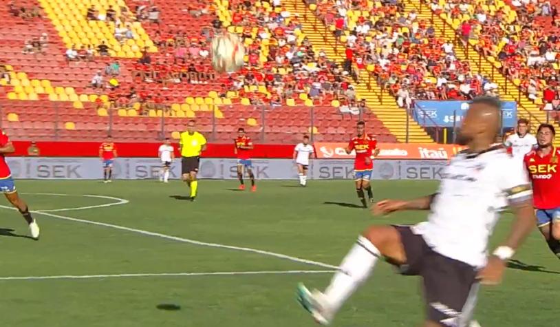 Arturo Vidal se robó las miradas en el duelo entre Unión Española y Colo Colo - Crédito: Captura.