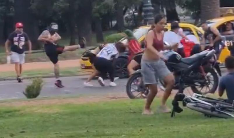 Hinchas de Colo Colo se pelearon entre sí en Mendoza - Crédito: Captura.