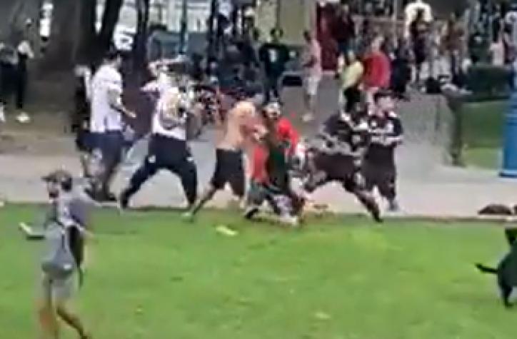 Hinchas de Colo Colo golpearon a un joven argentino - Crédito: Captura.