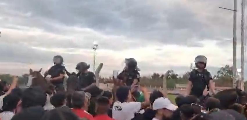 Así fue el caótico ingreso de los hinchas de Colo Colo al Malvinas Argentinas de Mendoza