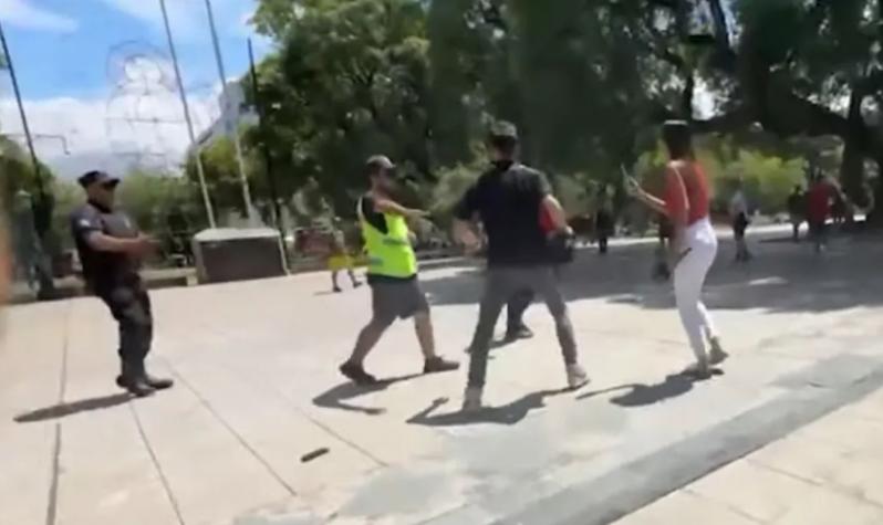 Hinchas de Colo Colo agredieron a equipo de prensa argentino en Mendoza