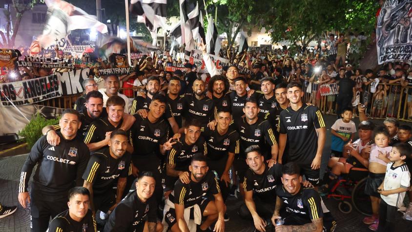 Hinchas de Colo Colo generan debate en Argentina por polémico lienzo contra Javier Milei
