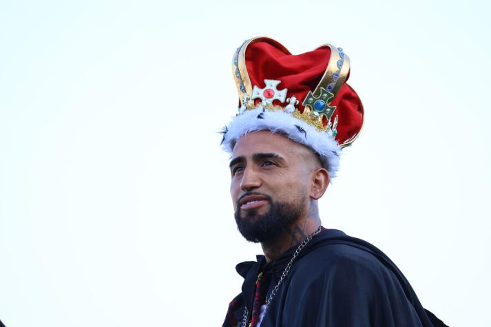 En helicóptero y vestido como rey: la impresionante llegada de Arturo Vidal a su bienvenida a Colo Colo