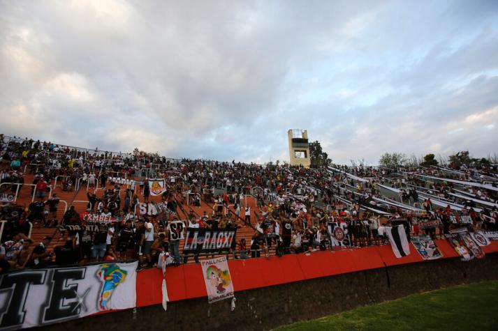 Hinchas de Colo Colo sembraron el terror en Mendoza - Crédito: Photosport.