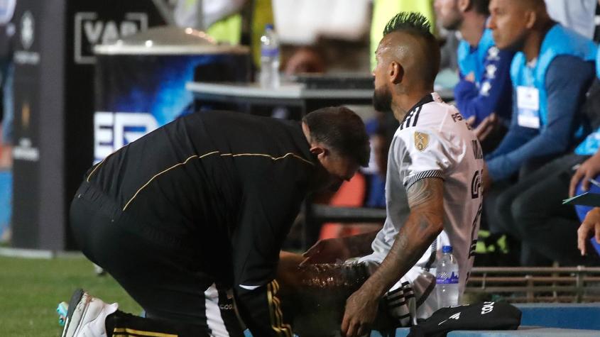 Salió con molestias físicas y preocupa en Colo Colo: los detalles sobre el estado físico de Arturo Vidal