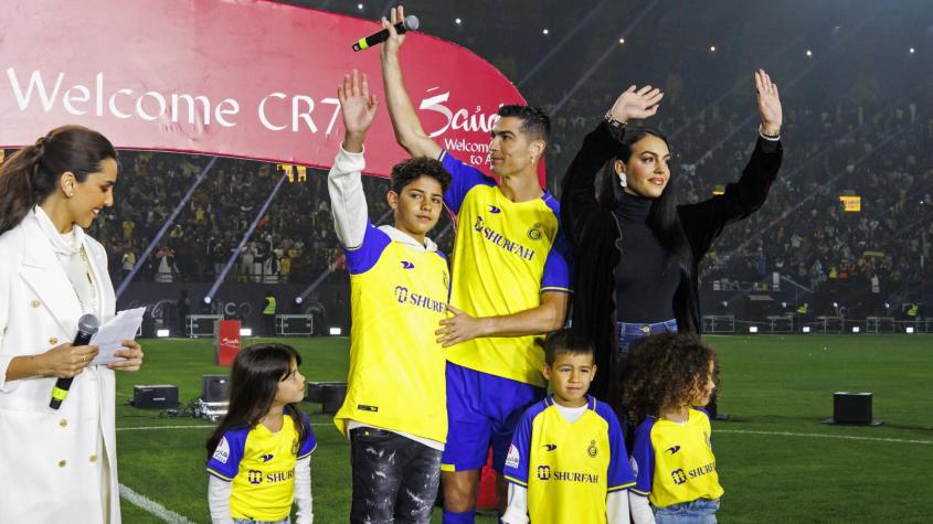 Cristiano Ronaldo y su familia - Créditos: AFP