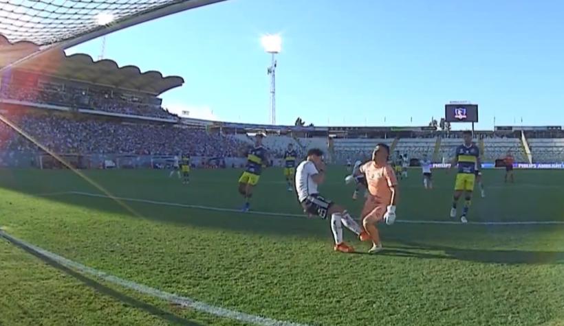 Colo Colo reclamó penal en el primer tiempo - Crédito: Captura.