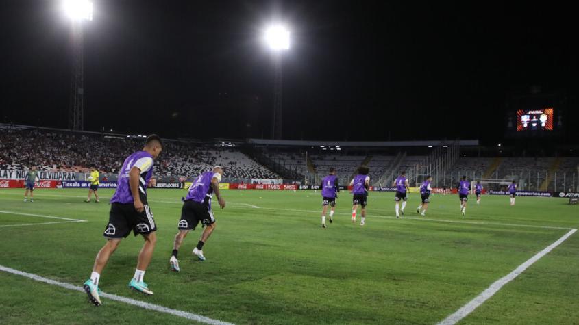 El césped del Monumental hace sufrir a Colo Colo - Crédito: Photosport.