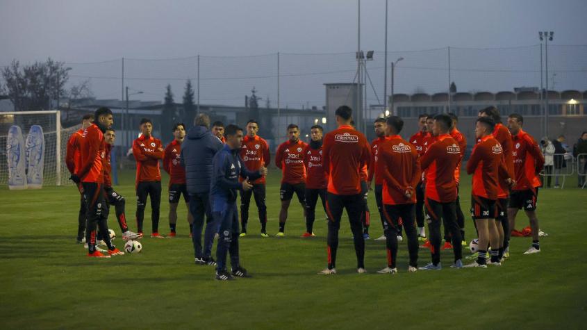 El primer equipo titular que trabajó Ricardo Gareca en la Roja incluye a sus 'regalones'