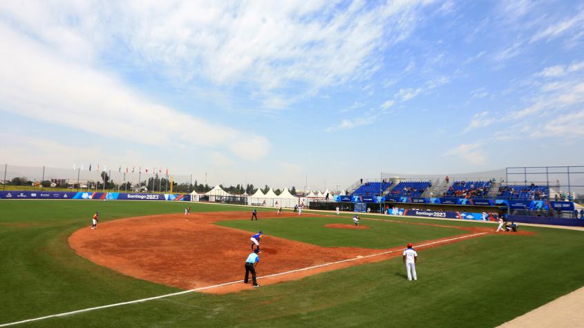 Para no creer: denuncian insólito robo del pasto en las canchas de béisbol de Santiago 2023