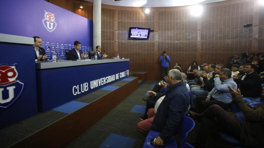 Junta de accionistas de Azul Azul termina con hincha furioso: "Pasan los años y no tenemos estadio"