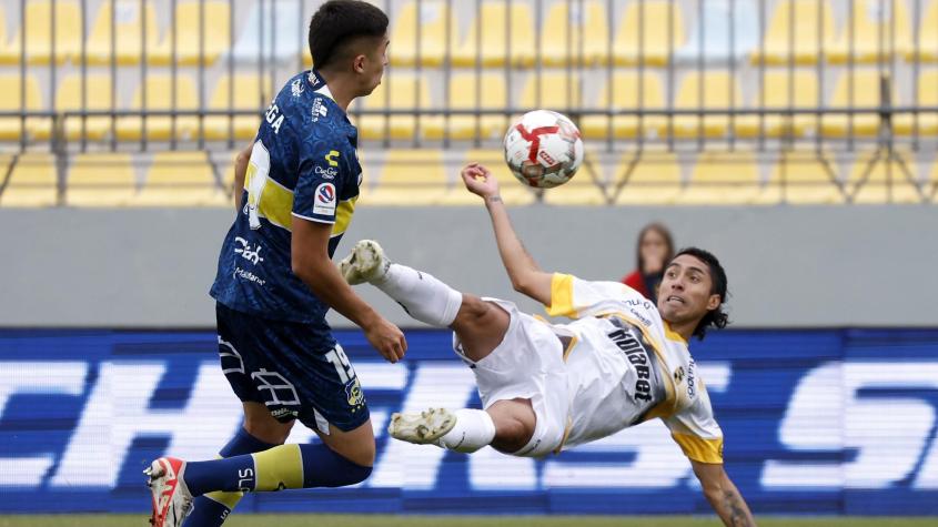 En Argentina se vuelven locos con el golazo de Luciano Cabral: "De estar preso al gol de año en Chile"