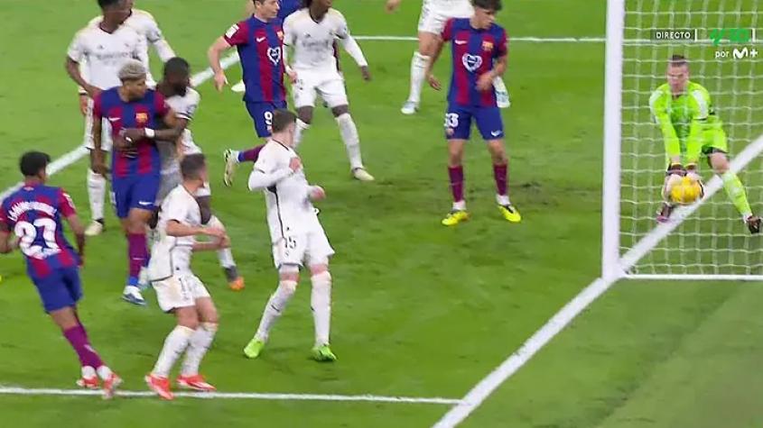 El gol fantasma que generó la polémica en el clásico de España - Captura 