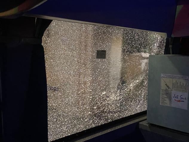 FOTOS | Así quedó el bus de Colo Colo tras ser apedreado por hinchas de la UC
