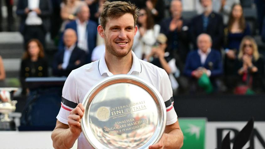 Nicolás Jarry posando con el trofeo de subcampeón en Roma - AFP