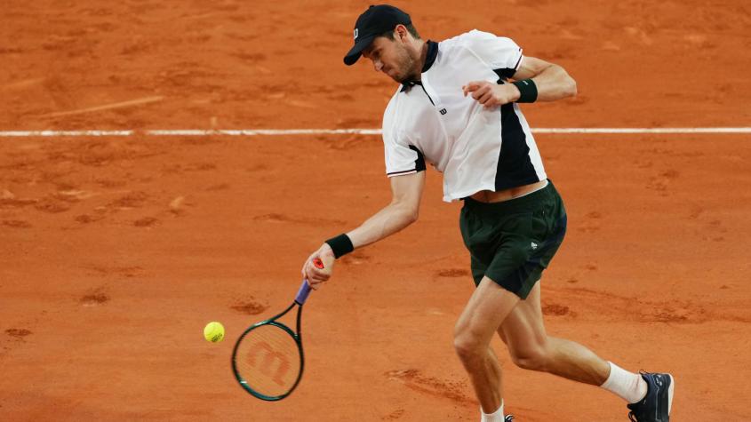 Nicolás Jarry vivió una pesadilla total en Roland Garros y cayó eliminado en el debut ante Moutet