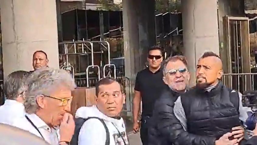 El duro cruce entre Arturo Vidal y un hincha peruano previo al duelo de Colo Colo en Lima