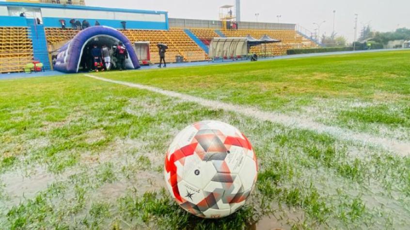 La lluvia hace sufrir al fútbol chileno: Suspenden partidos de Primera División y Primera B