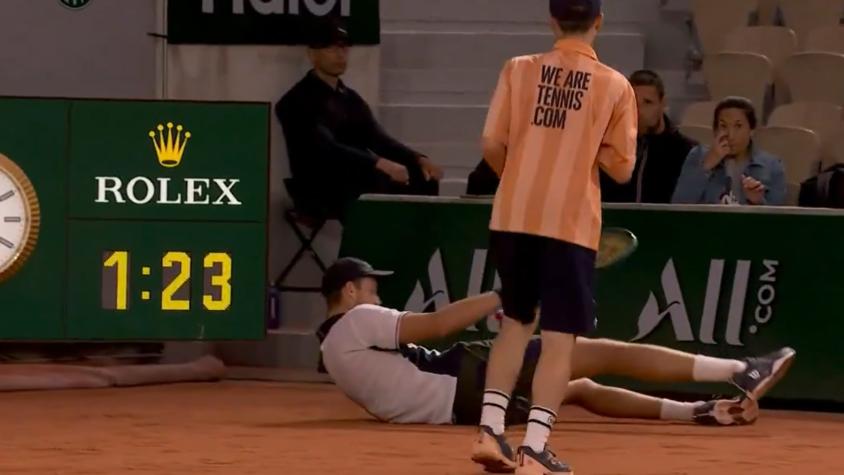 Nicolás Jarry chocó con un pelotero y sufrió dura caída en su debut en Roland Garros 2024