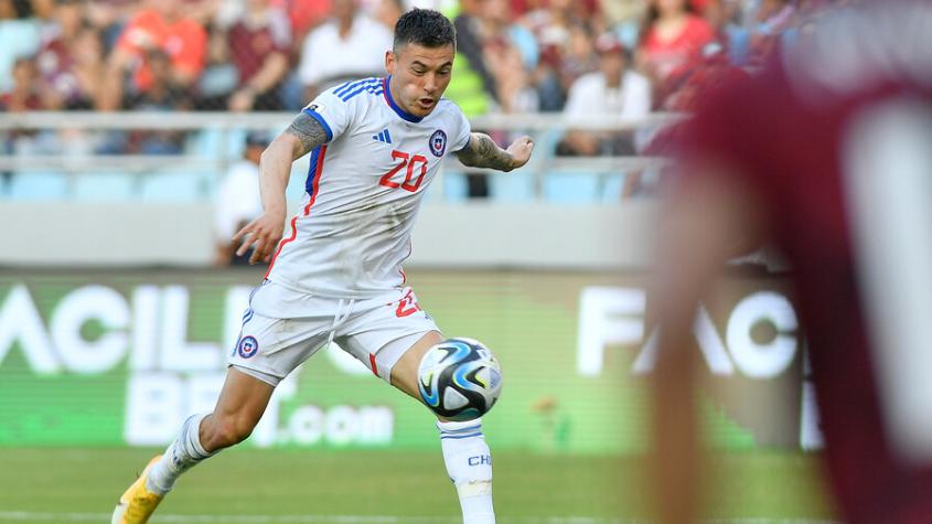 Charles Aránguiz jugó por última vez en la Roja en la derrota 3-0 en Venezuela - Photosport