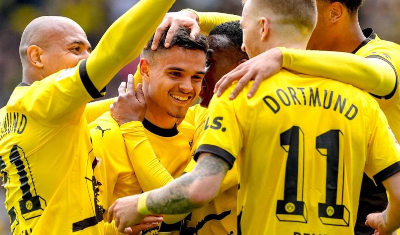 Kjell-Arik Wätjen al centro dela imagen - Borussia Dortmund