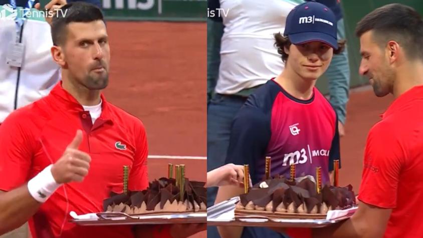 Novak Djokovic recibe una torta de regalo y su gesto con los peloteros da la vuelta al mundo