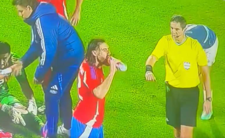 Bolados tuvo que ir al rescate: el incómodo momento que vivió Ben Brereton con un árbitro