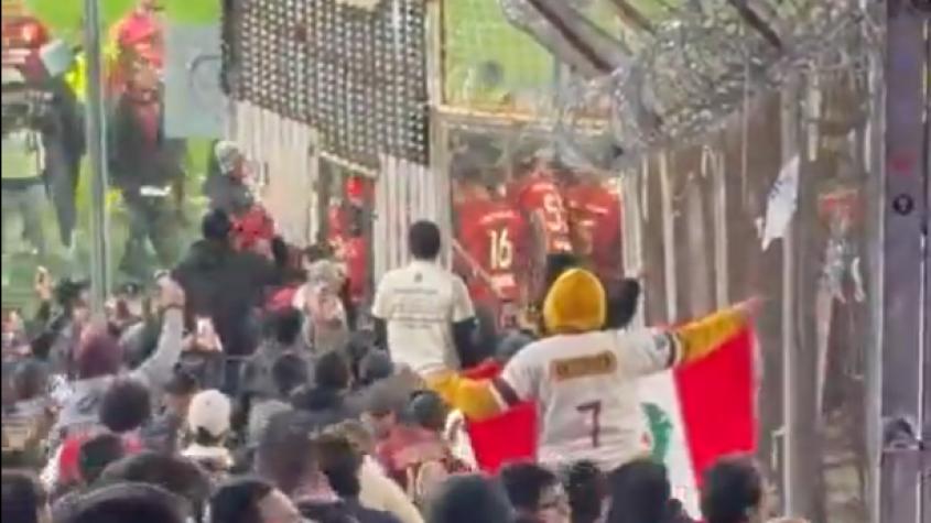 Los nuevos videos de la batalla entre barristas en "amistoso" de Colo Colo y Universitario
