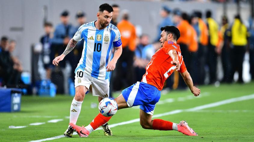 Gabriel Suazo vs Lionel Messi en el Chile vs Argentina. Crédito: Photosport.