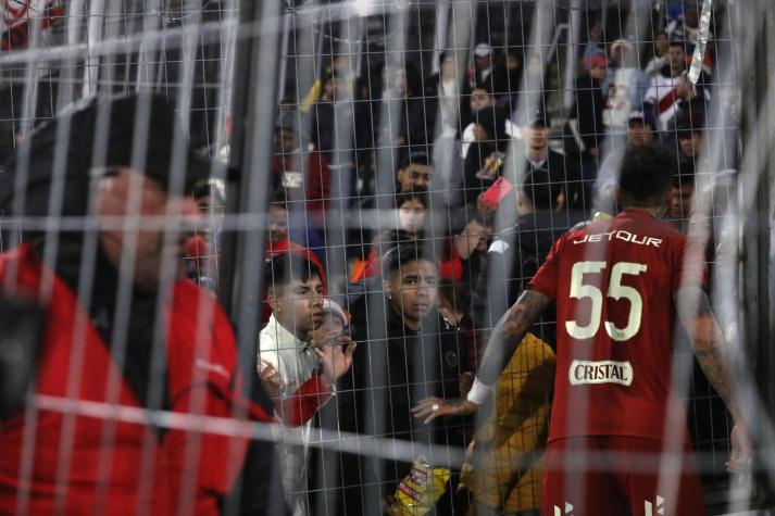 Incidentes en el partido entre Colo Colo y Universitario - Créditos: Photosport
