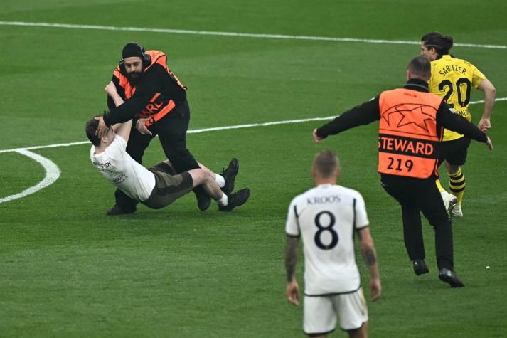 Hincha interrumpe duelo entre Real Madrid y Borussia Dortmund - Crédito: AFP