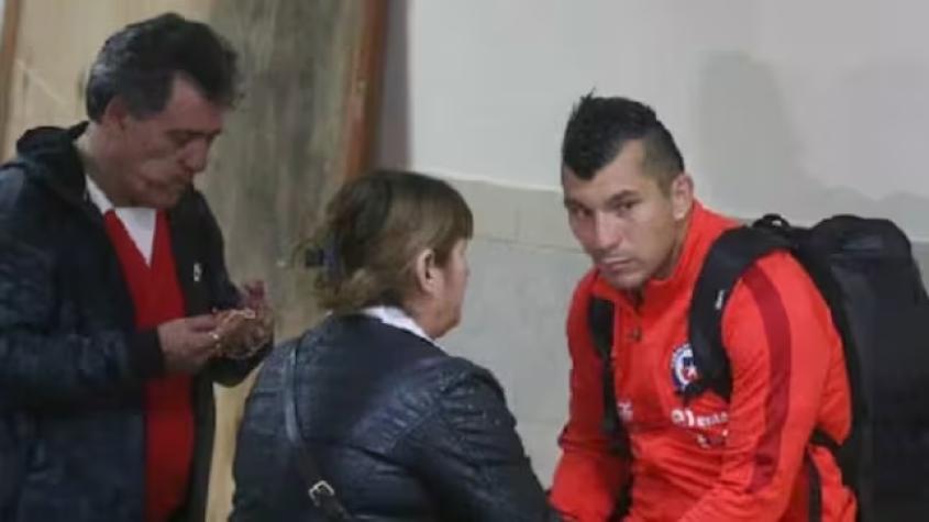 Gary Medel y su madre. Crédito: Archivo.