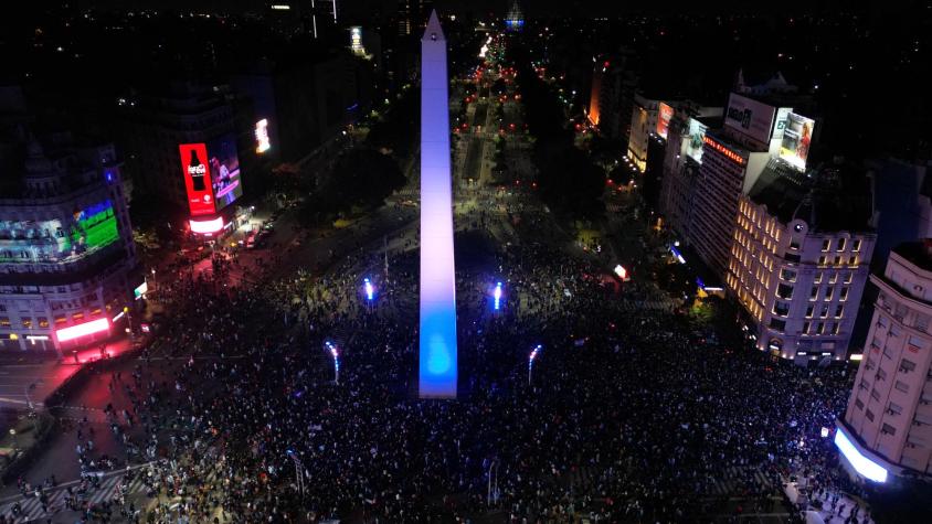 Lamentable tragedia: hincha argentino perdió la vida tras caer del jardín vertical del Obelisco