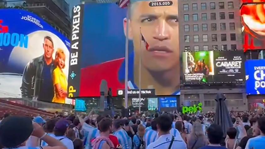 Alexis Sánchez vuelve a Time Square - Créditos: @CentralFOXMX